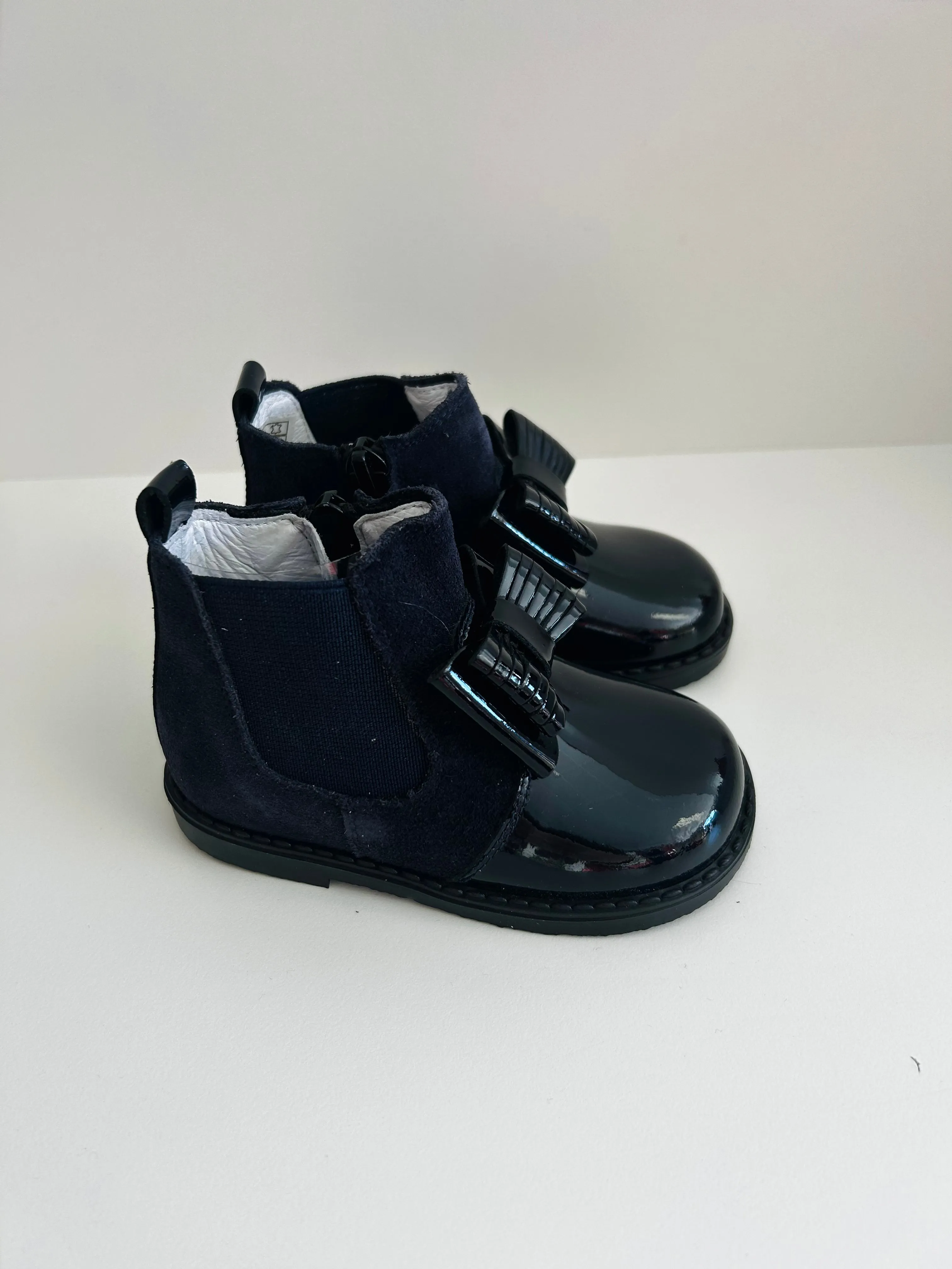 Andanines Girls Navy Blue Bow Patent Chelsea Boots