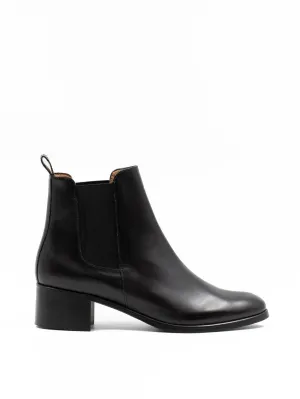 Heeled Chelsea boots in black leather